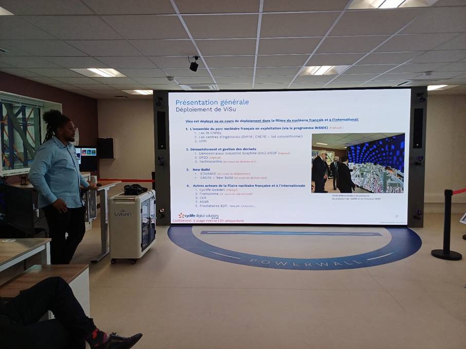 Une image contenant texte, intérieur, habits, mur

Le contenu généré par l’IA peut être incorrect.