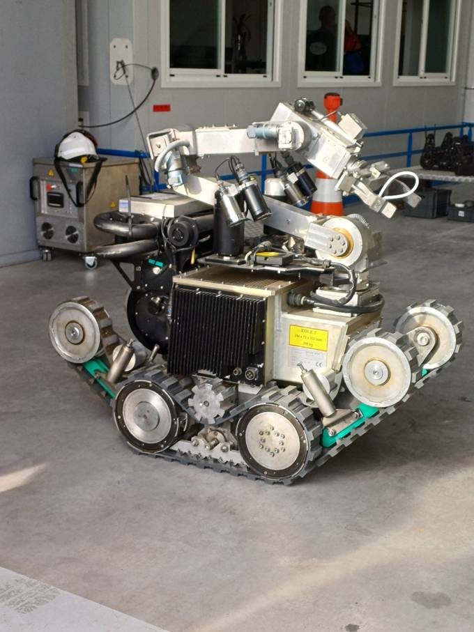 Une image contenant machine, Pièce auto, plastique, sol

Le contenu généré par l’IA peut être incorrect.