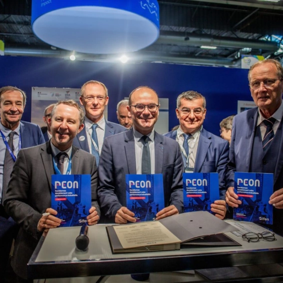 Signature officielle de la convention PEON sur le stand Nuclear Valley lors du WNE 2025